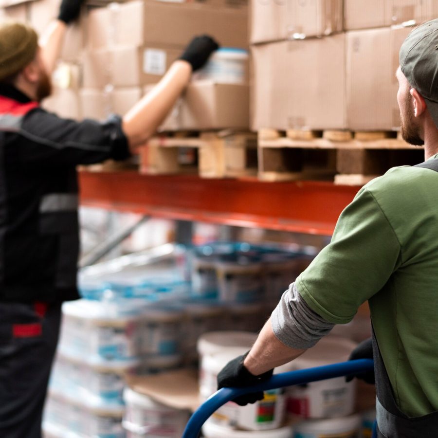 persone-che-lavorano-insieme-in-un-magazzino_23-2149128293